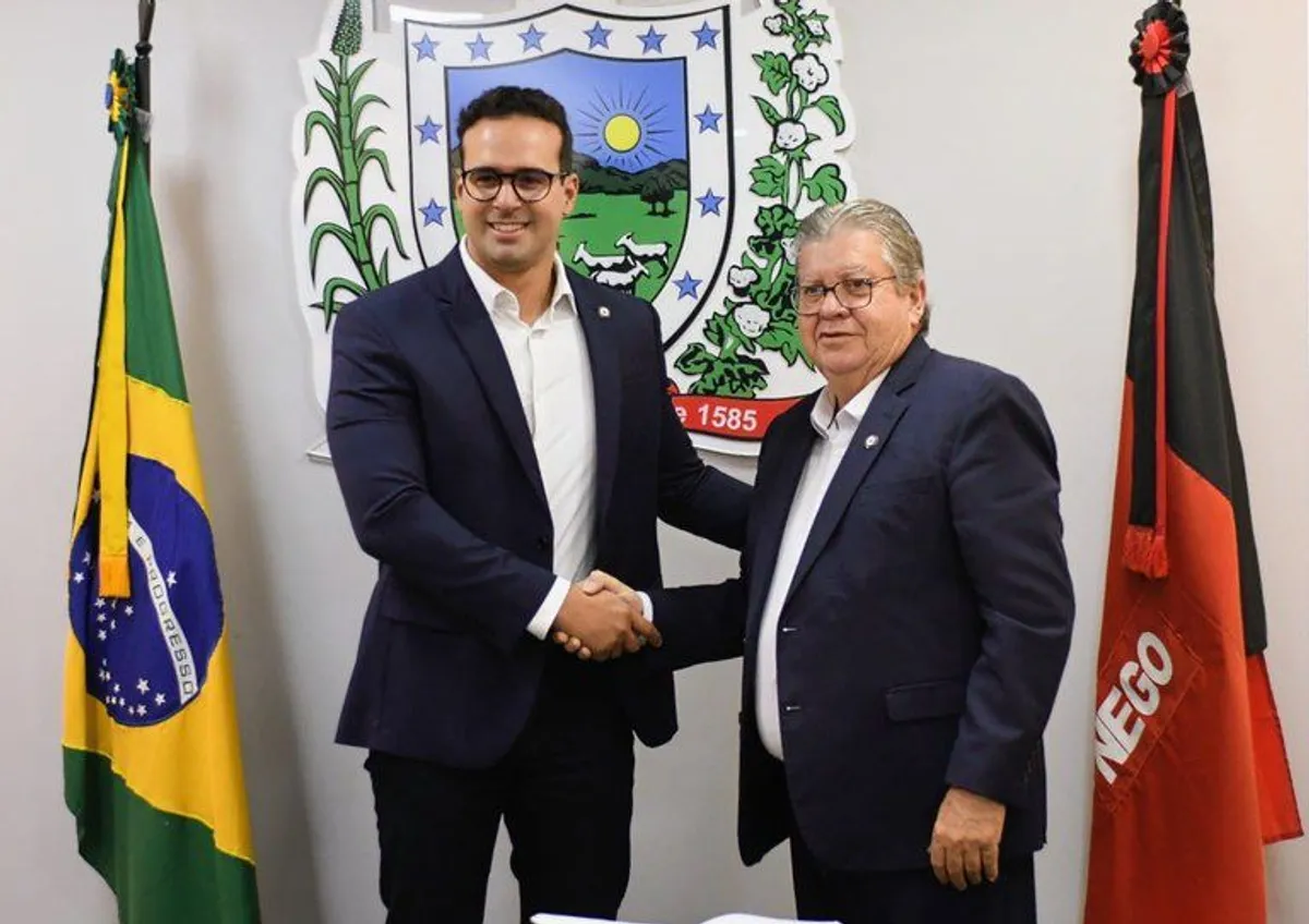 Lucas Ribeiro assume interinamente o governo da Paraíba com a mira em se tornar titular; João Azevêdo viaja para agenda internacional