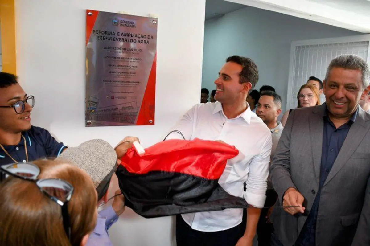 Lucas Ribeiro impulsiona educação na Paraíba com entrega de kits, fardamento e reforma escolar milionária