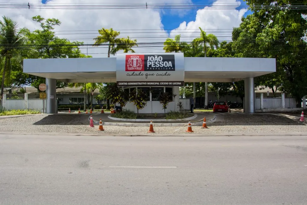 TCE-PB multa Cícero Lucena e exige organização na nomeação de professores concursados em João Pessoa