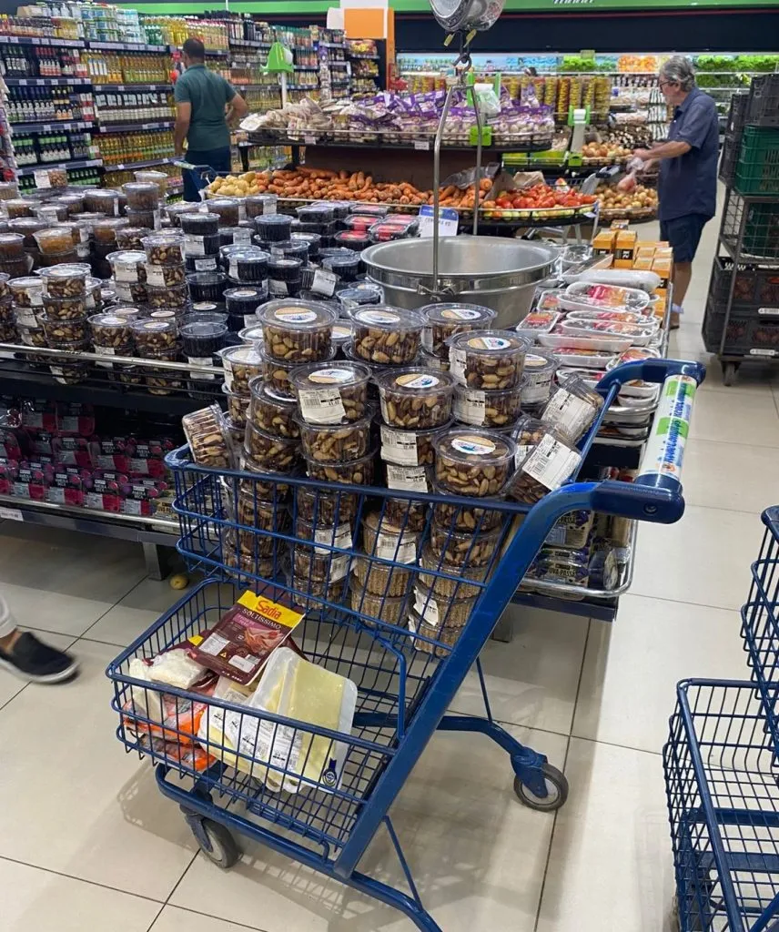 Procon-JP flagra supermercado com castanha, xerém e queijo vencidos em João Pessoa: veja o que fazer