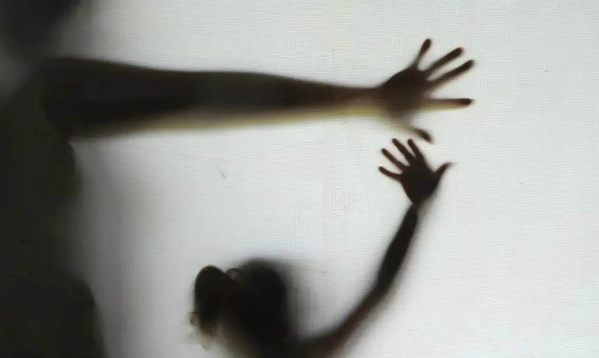 Contador de 64 anos pega 11 anos de prisão por armazenar e compartilhar material de abuso sexual infantil na internet