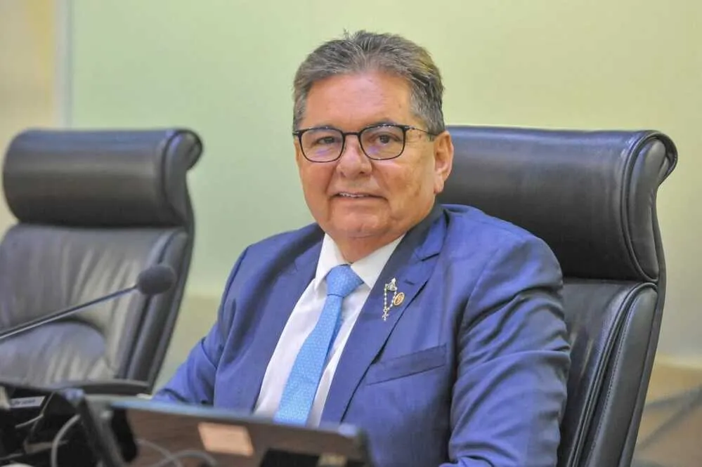 Adriano Galdino anuncia recurso contra decisão que proíbe “sob a proteção de Deus” e Bíblia na ALPB, citando princípios da Justiça