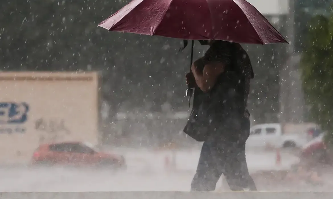 Chuva Intensa em João Pessoa: Vias Alagadas, Shopping Afetado e Críticas à Gestão Municipal
