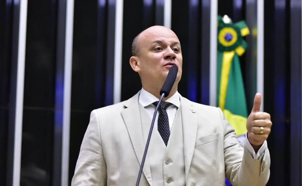 Cabo Gilberto visita Bolsonaro na Papuda e relata: Ex-presidente está “soluçando bastante”, “torturado” e sem condições de continuar preso