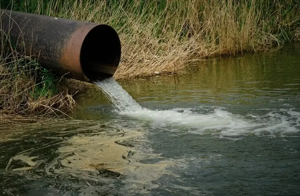 Vídeo Chocante: Esgoto Clandestino em Galeria Pluvial de Maceió do Bessa Desagua no Mar, Prefeitura de JP Ignora?