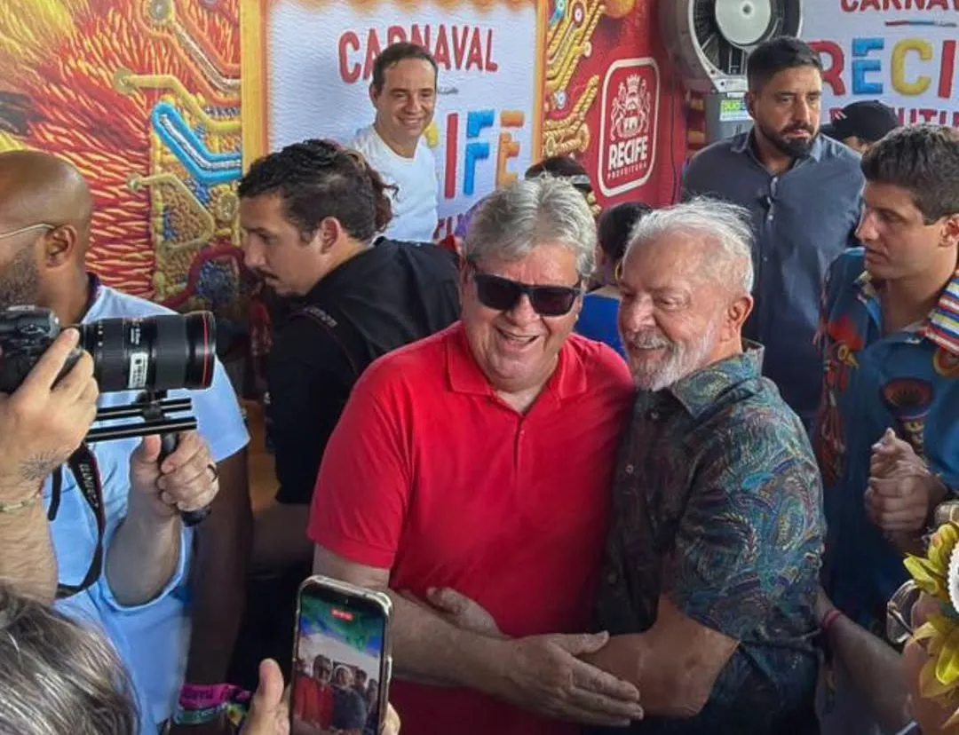 Lula e João Azevêdo Juntos no Galo da Madrugada: Pré-candidato ao Senado Recebe Apoio Presidencial em Recife