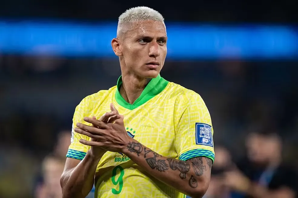 Richarlison Cidadão Paraibano: Jogador doará R$ 200 mil para jovem e recebe honraria inédita; entenda o motivo