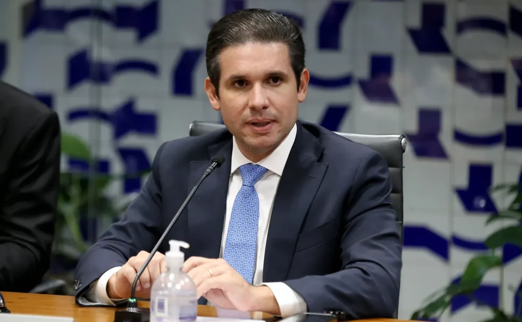 Hugo Motta exige fidelidade total do Republicanos: filiados devem votar em Lucas, João e Nabor na Paraíba