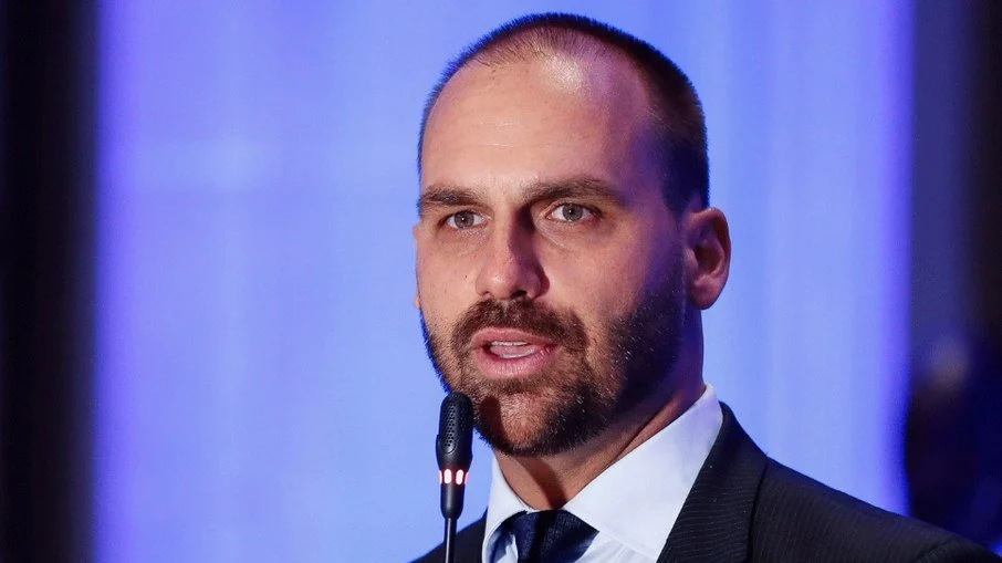 Racha Familiar: Eduardo Bolsonaro Ataca Michelle e Nikolas Ferreira em Meio a Crise Pós-Bolsonaro; Mulher de Eduardo Revela “Saúde Mental Abalada”
