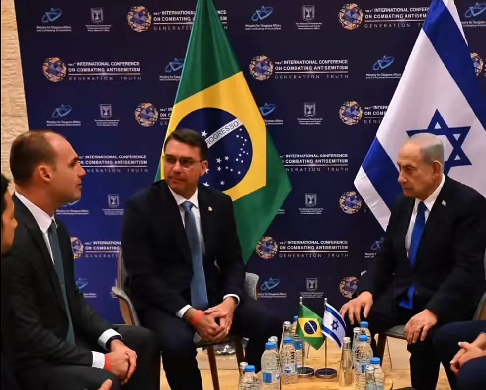 Flávio Bolsonaro mira centro em 2026: Estratégia para chegar ao Planalto exige diálogo com eleitor pragmático