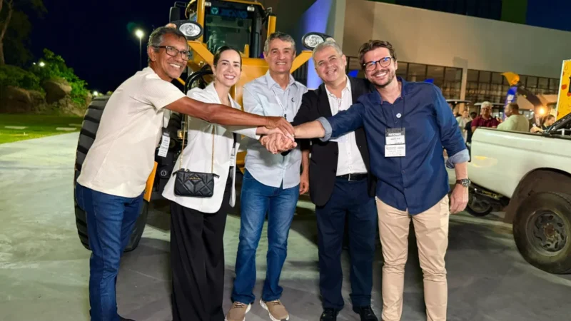 Galante recebe máquina pesada para melhorar estradas e escoamento