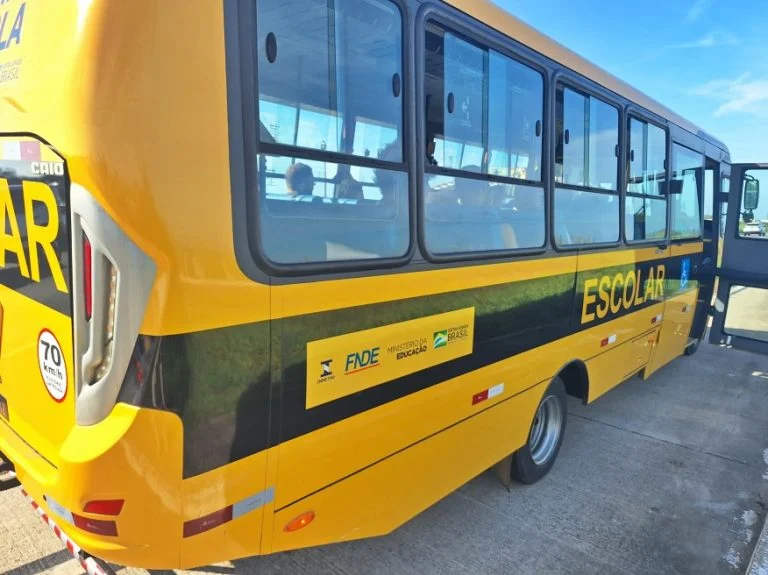 Ônibus Escolar Quase Capota na PB: Motorista Comissionado Sob Investigação por Desvio de Função e Risco aos Alunos