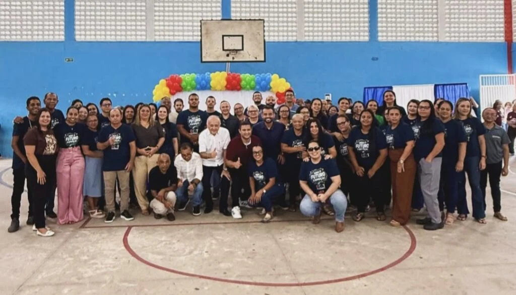 Branco Mendes participa da entrega de kits escolares em Alhandra, impulsionando a educação paraibana com novos materiais e uniformes