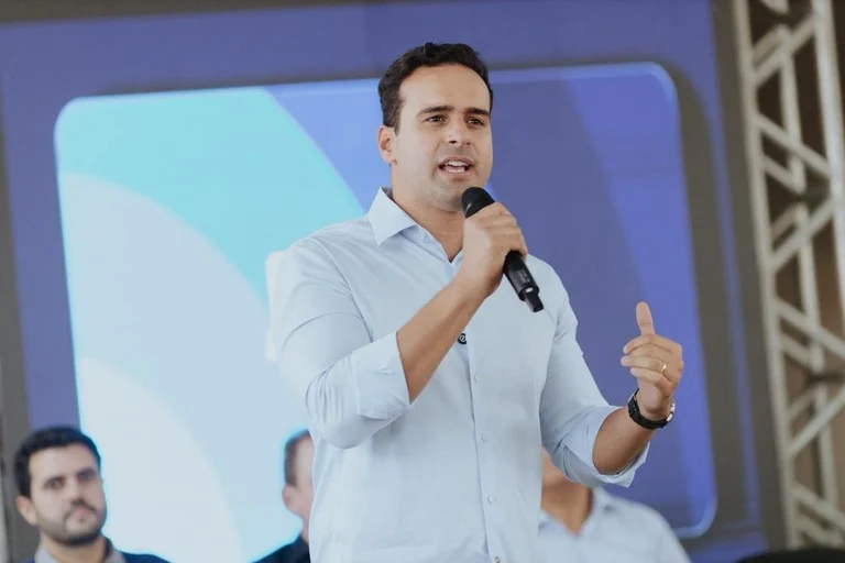 Lucas Ribeiro leva kits escolares e inaugura Sala do Amanhã Digital no Alto Sertão: Educação e Tecnologia para o Futuro