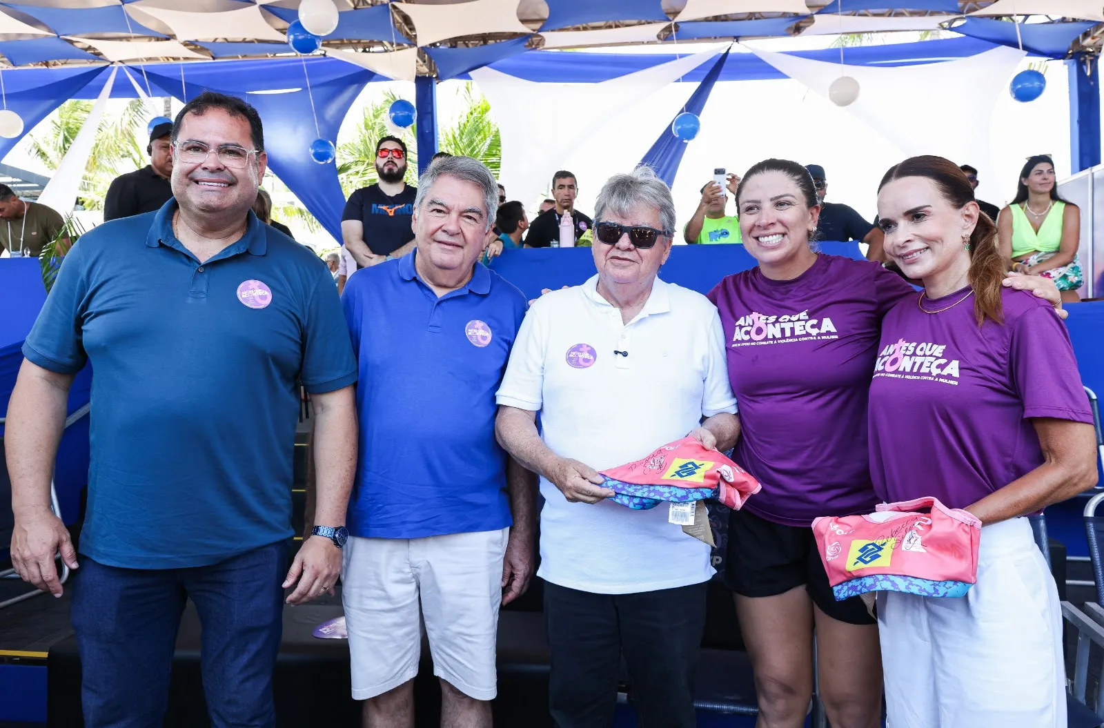 João Azevêdo e Daniella Ribeiro celebram sucesso da final do Circuito Brasileiro de Vôlei de Praia em João Pessoa, impulsionando a economia local