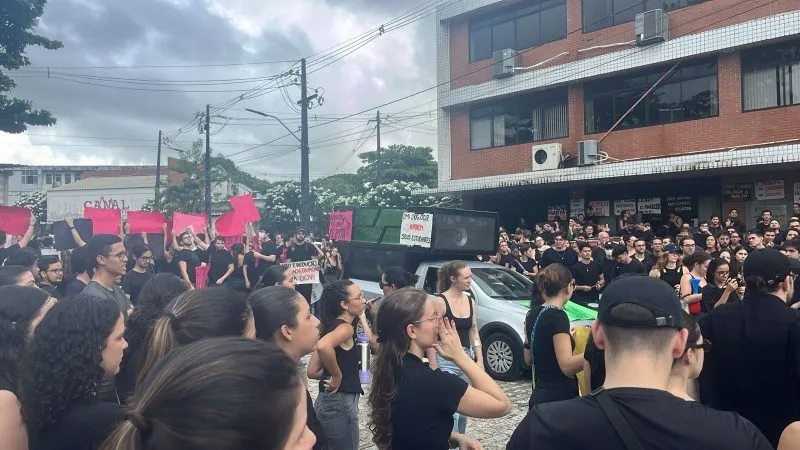 Superlotação no Internato da UFPB: Estudantes de Medicina de João Pessoa protestam exigindo melhorias e denunciam atrasos na formação