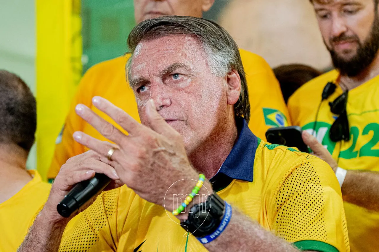 Bolsonaro tem calafrios e vômitos na prisão: Bombeiros são acionados e ex-presidente é levado a hospital em Brasília
