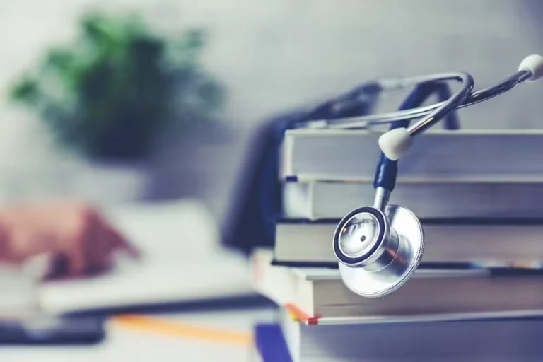 Medicina na PB: Cursos da Afya e FACENE sofrem sanções severas do MEC por nota baixa no Enamed 2025