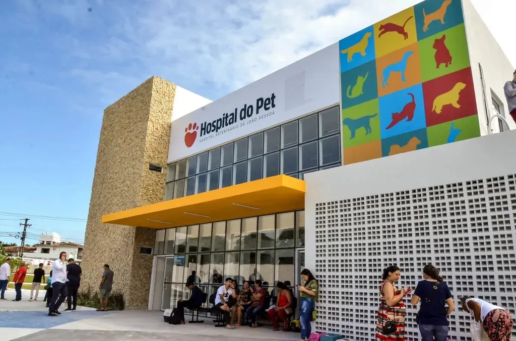 Mulher é presa em flagrante por injúria racial e ameaça a servidor no Hospital do Pet em João Pessoa, Paraíba