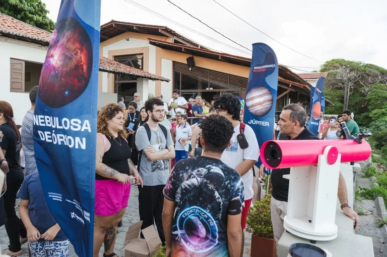 Telescópios Feitos por Apenados da PB Iluminam Céu em Celebração Histórica da Astronomia e Ressocialização