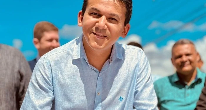 Padre Adriano repreende prefeito Jackson Alvino em missa: “Vocês merecem mais que políticos”