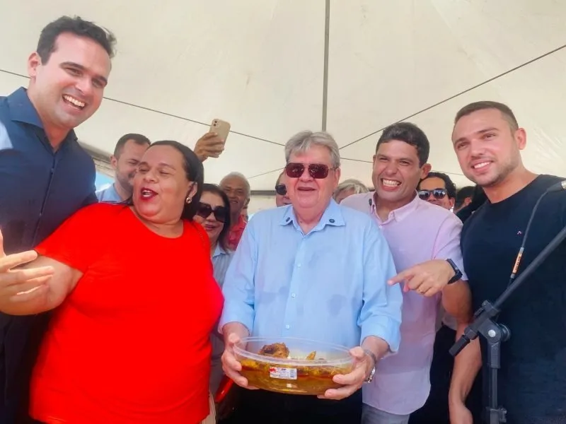 João Azevêdo Recebe Galinha Inusitada de Aliados em Guarabira, Acendendo Debate Político sobre Proximidade com o Povo