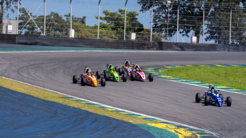 Busca por desafio e adrenalina impulsiona o automobilismo