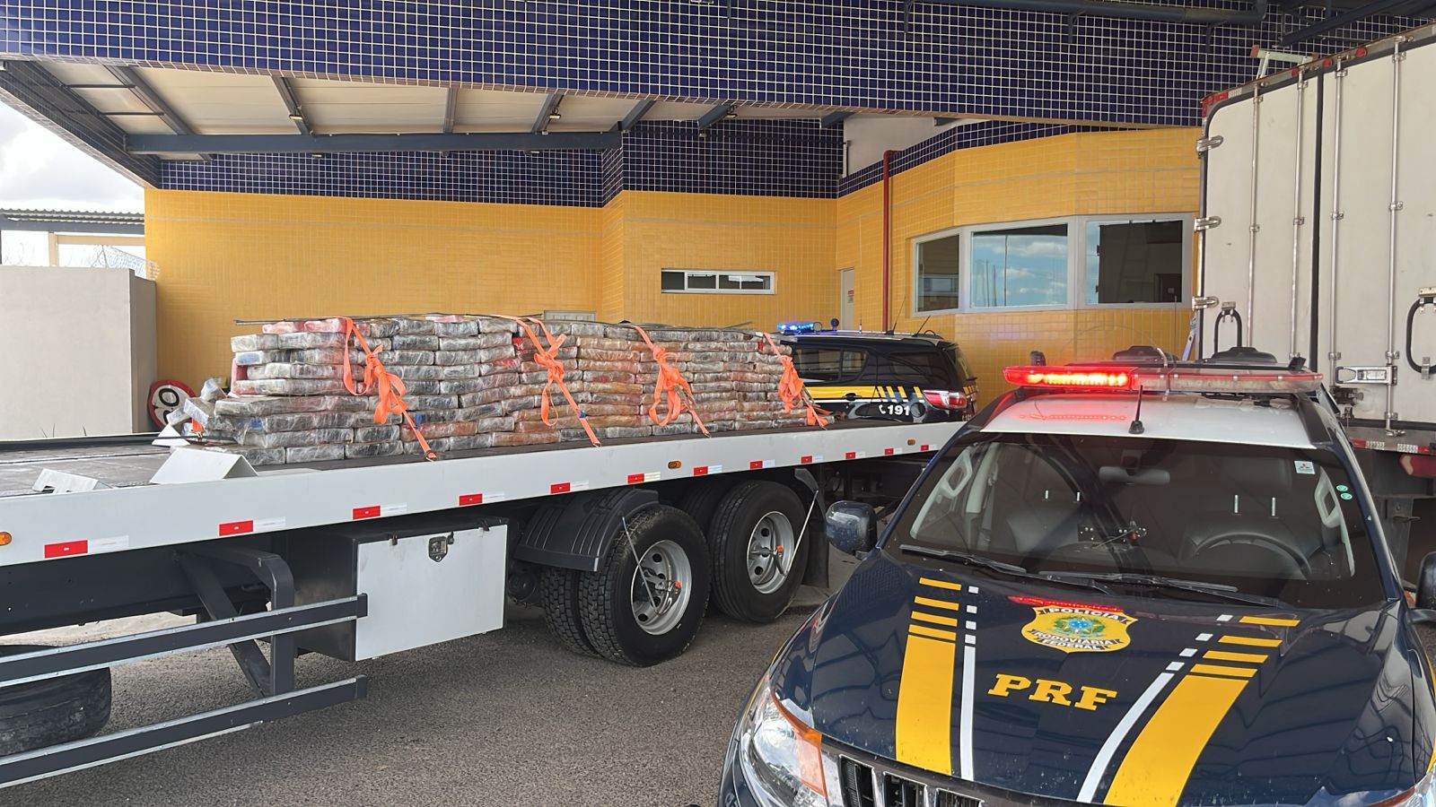 Caminhão com 1,9 tonelada de maconha é bloqueado em fiscalização