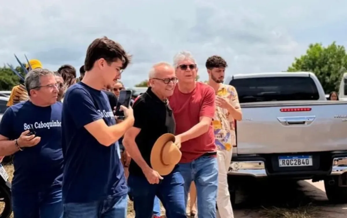Histórico embate político na Paraíba tem rara trégua com aperto de mãos entre Cícero Lucena e Ricardo Coutinho em evento indígena