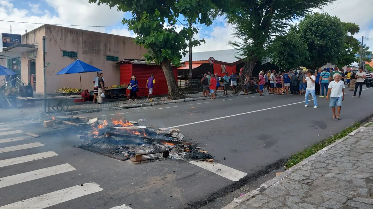 Comerciantes em Fúria Bloqueiam Vias em João Pessoa Contra Desocupação Forçada de Pontos no Mercado Central