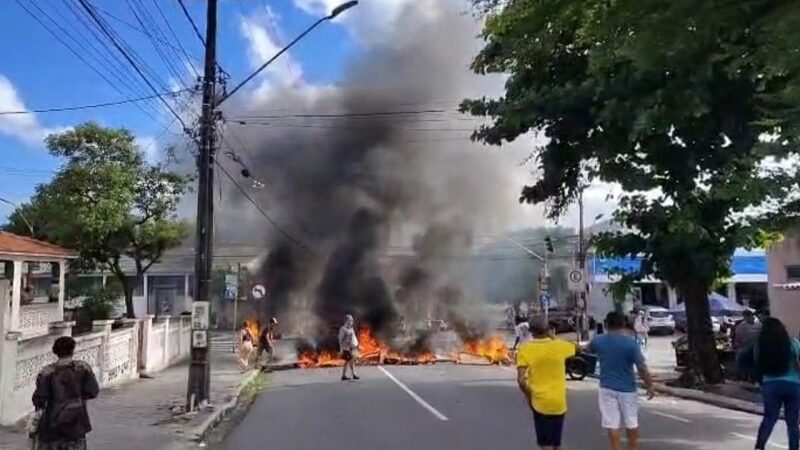 Comerciantes reagem e bloqueiam ruas após ordem de desocupação urgente