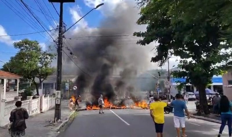 Comerciantes reagem e bloqueiam ruas após ordem de desocupação urgente