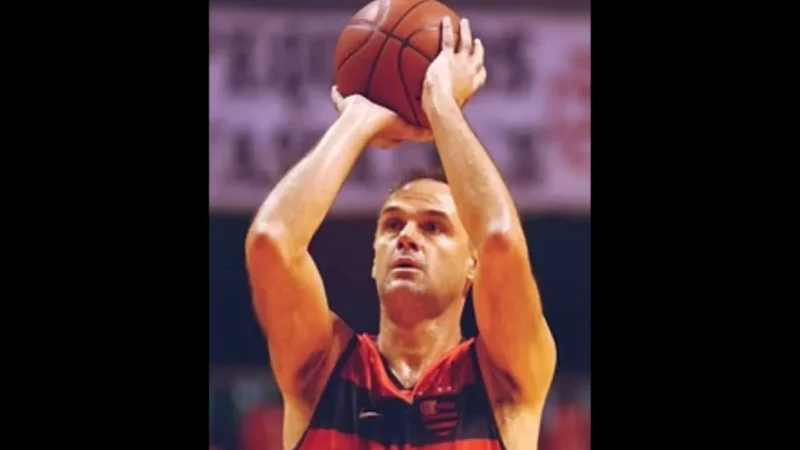 Luto e glória: Flamengo imortaliza camisa 14 de Oscar no basquete, estendendo tributo ao futebol com Arrascaeta vestindo o número em partida decisiva contra o Bahia