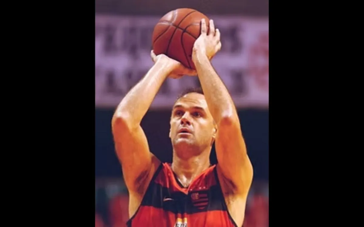 Luto e glória: Flamengo imortaliza camisa 14 de Oscar no basquete, estendendo tributo ao futebol com Arrascaeta vestindo o número em partida decisiva contra o Bahia