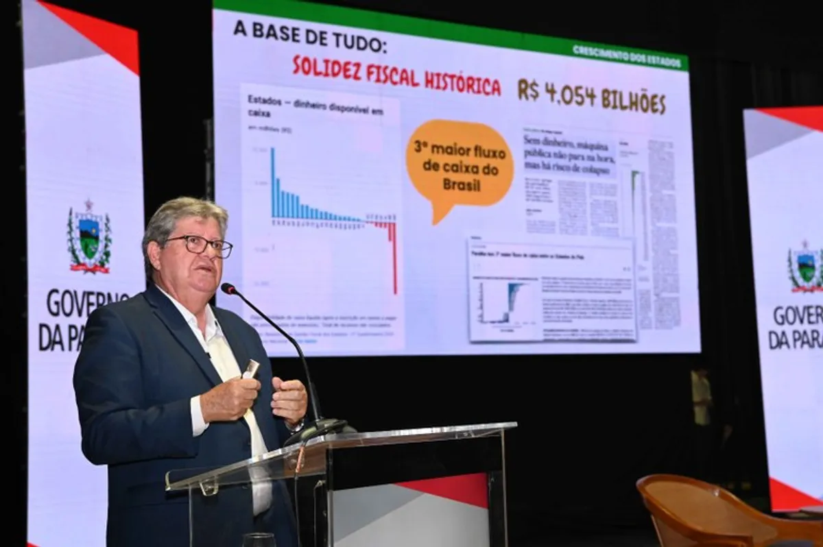 Governador presta contas e deixa cargo para disputar eleição