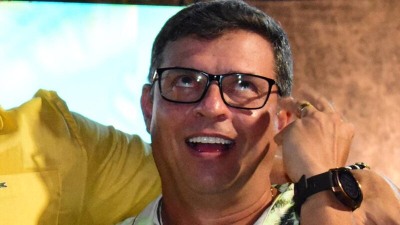 Inelegível, Vitor Hugo ignora eleição e agradece voto recebido nas urnas