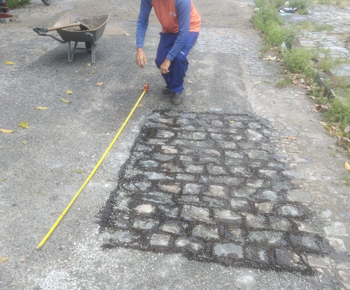João Pessoa intensifica nesta terça-feira (28) os serviços de tapa-buraco em 28 bairros da capital parabater as falhas no asfalto