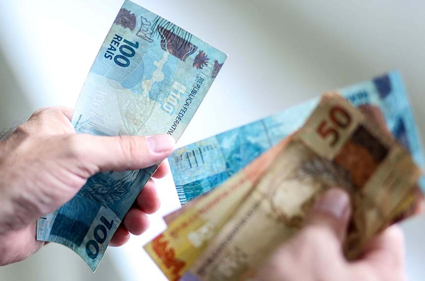 Pai de prefeito investigado por receber salário sem trabalhar na PB