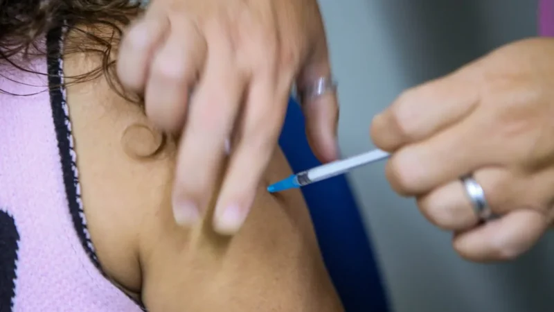 Paraíba intensifica combate à covid-19 com a chegada de novas vacinas em meio a alerta nacional e milhares de síndromes respiratórias registradas em 2026