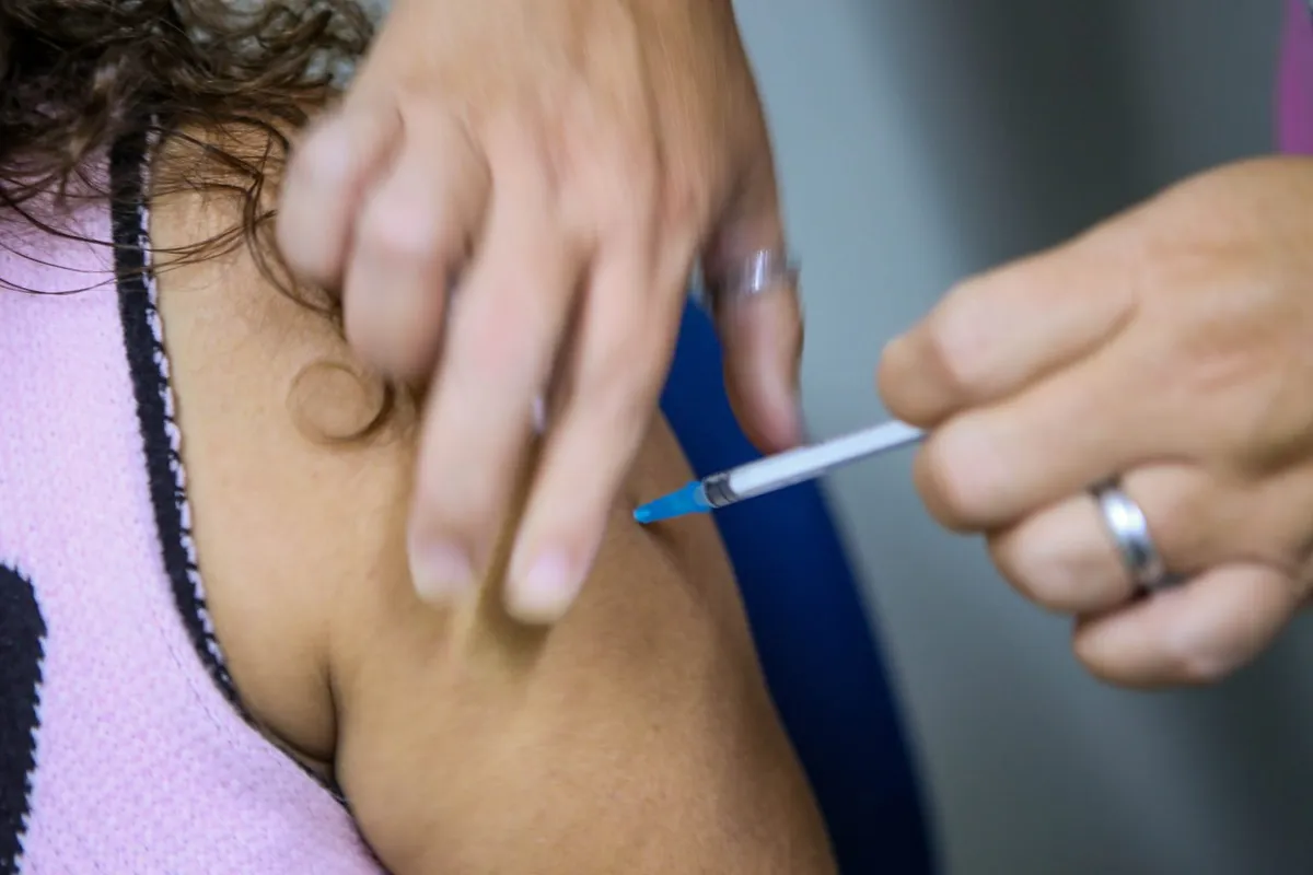 Paraíba intensifica combate à covid-19 com a chegada de novas vacinas em meio a alerta nacional e milhares de síndromes respiratórias registradas em 2026