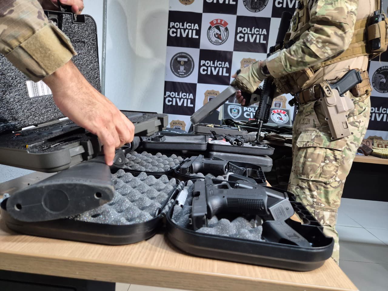 Polícia prende oito e desarticula comércio ilegal de armas na Paraíba