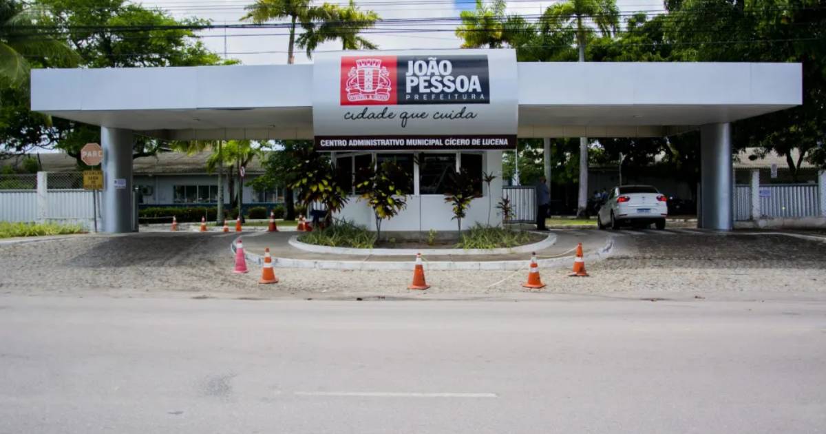 Prefeito de João Pessoa convoca ambulantes após protesto com fogo