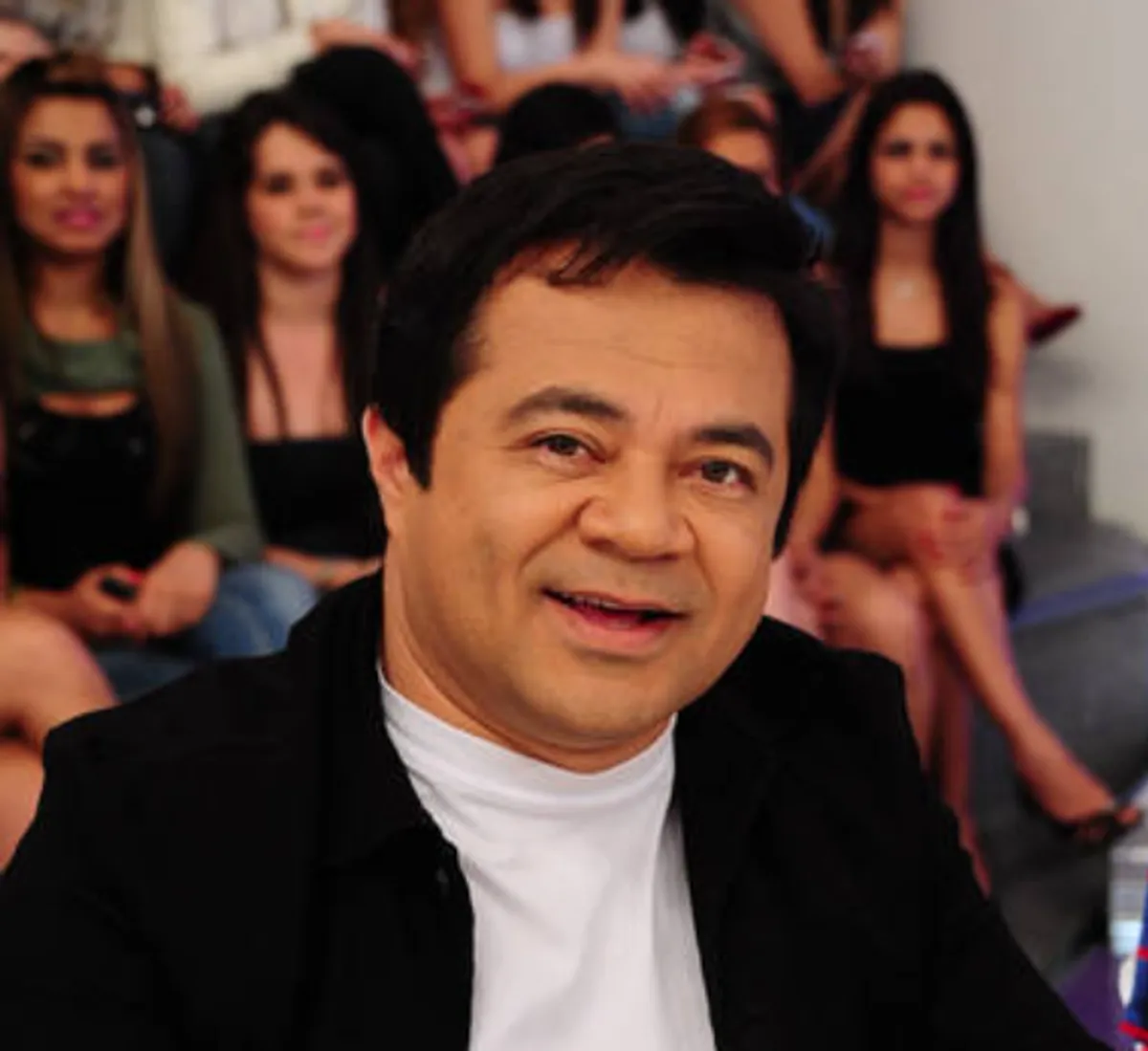 Teatro em Campina Grande ganha nome de humorista famoso