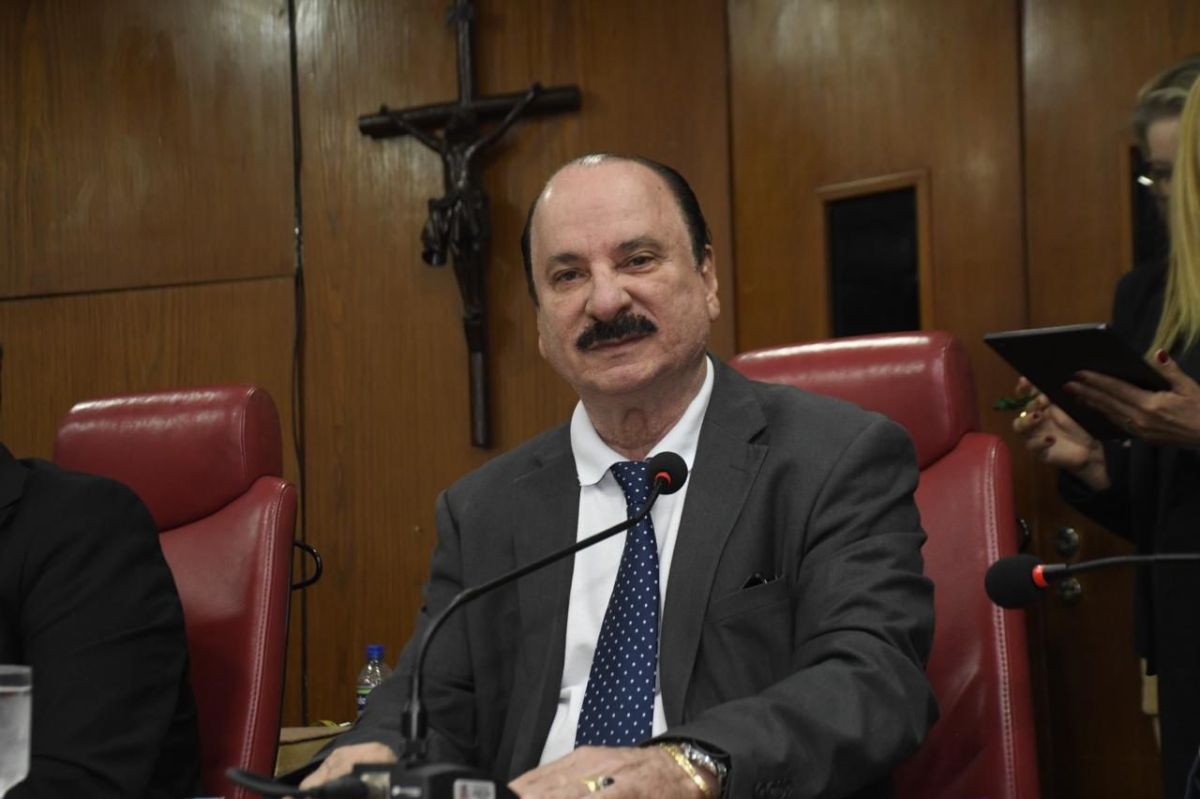 Vereador com 37 anos de carreira tira licença sem vencimento e abre espaço para suplente na Câmara de João Pessoa após extenso período legislativo