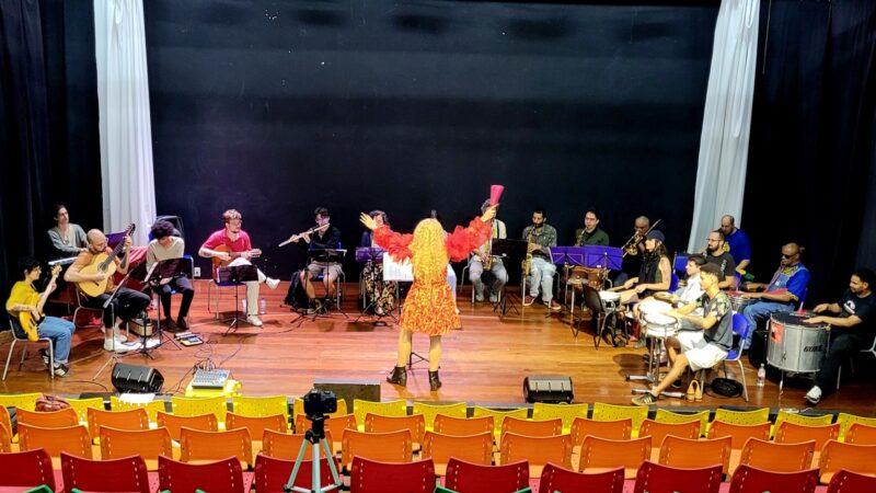Espreme a Pitanga estreia temporada com maestrina drag
