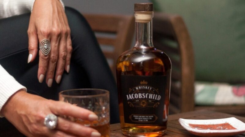 Licor de whiskey americano chega ao mercado brasileiro