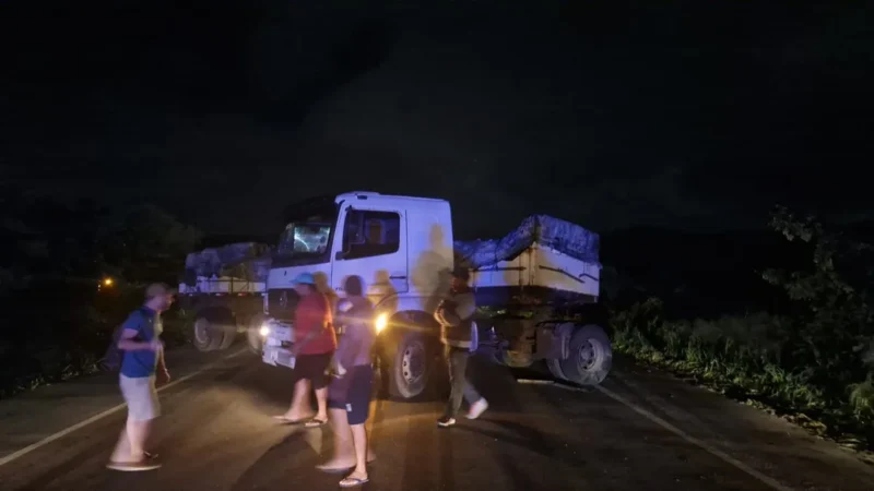 Acidente com carreta e caminhonete causa interdição e trânsito lento na BR-230 em Campina Grande; sem vítimas