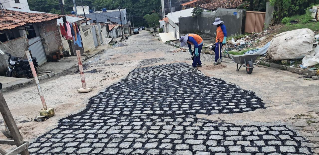 Ações emergenciais e contínuas transformam infraestrutura urbana de João Pessoa: megaoperação tapa-buraco e manutenção de galerias alcançam dezenas de bairros e impactam diariamente a vida de milhares de cidadãos