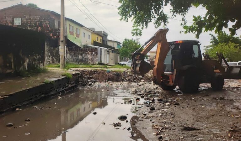 Chuva forte em João Pessoa alaga casas e 46 pessoas vão para abrigo