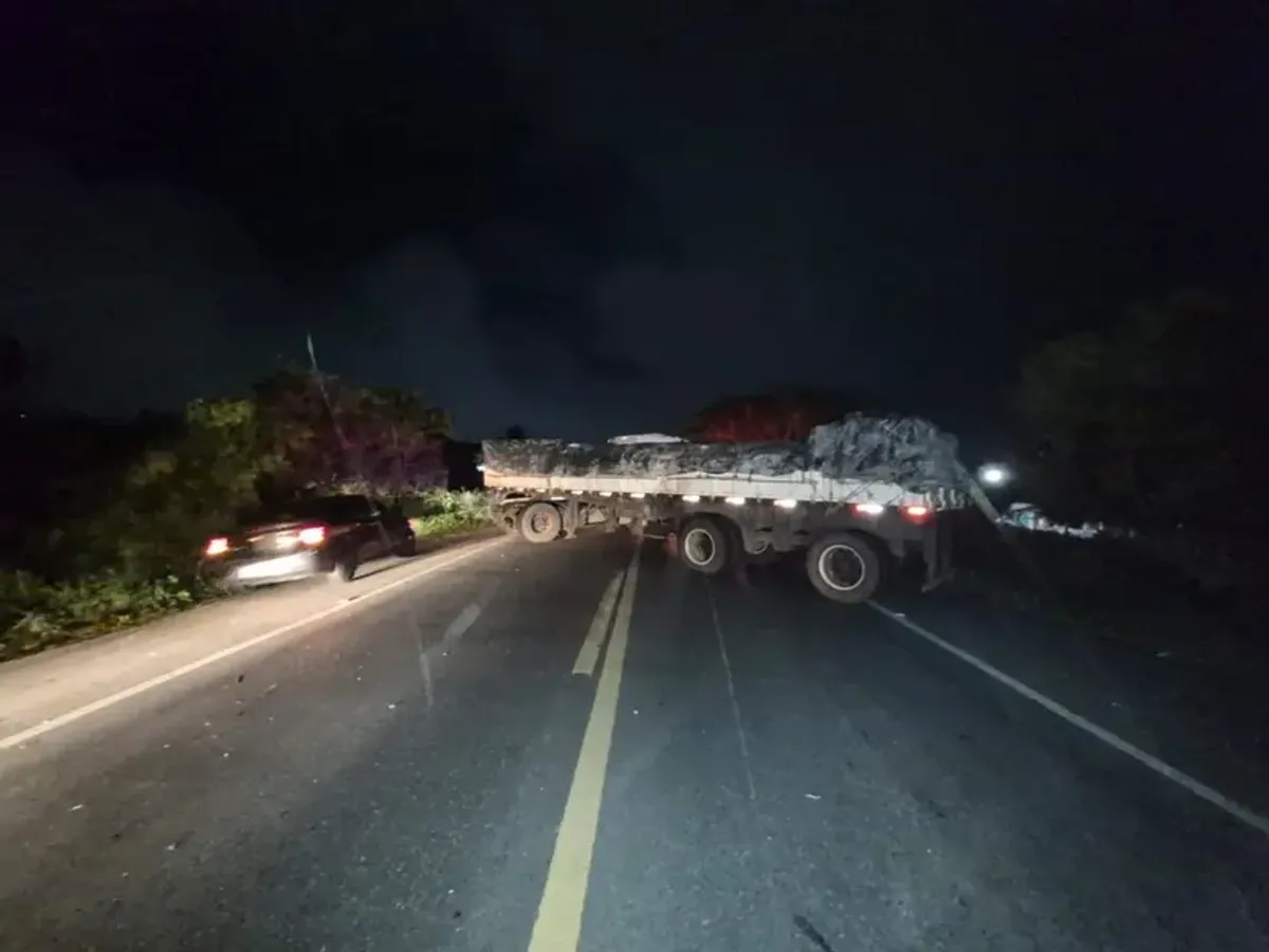 Colisão impacta principal rodovia paraibana: BR-230 em Campina Grande sofre interdição após grave acidente entre caminhonete e carreta, exigindo rápida ação das autoridades de trânsito em 31 de maio de 2026